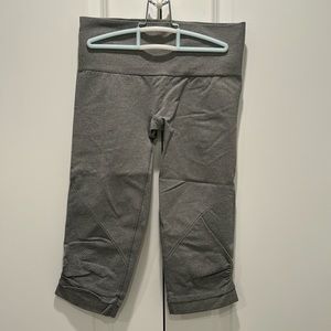 Lululemon Athletica Cropped Leggings, 6, Heathered Gray